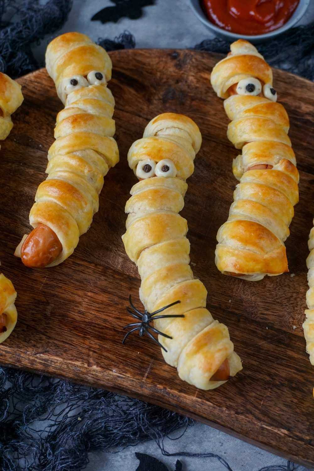 Halloween Mumien Würstchen im Blätterteig Halloween Mumien Würstchen im Blätterteig
