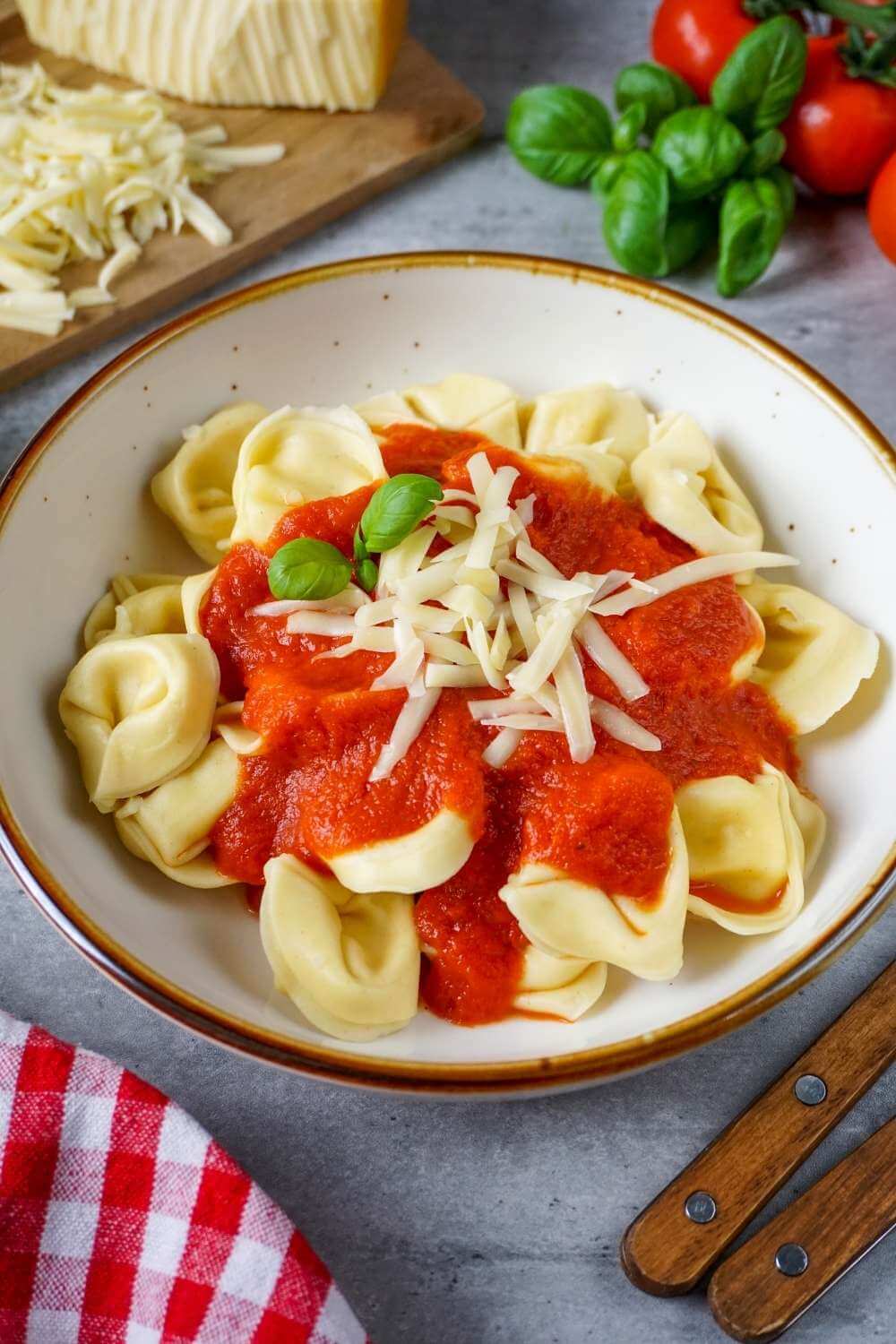 Mutti Tomatensoße mit Tortellini Mutti Tomatensoße mit Tortellini