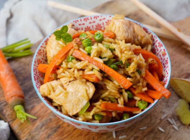 Nasi Goreng mit Hähnchen Nasi Goreng mit Hähnchen