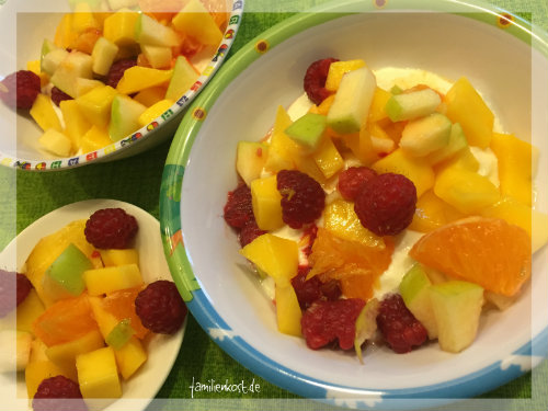 Naturjoghurt mit Obst als gesundes Frühstück mit wenig Kohlenhydraten Natur Joghurt mit Obst