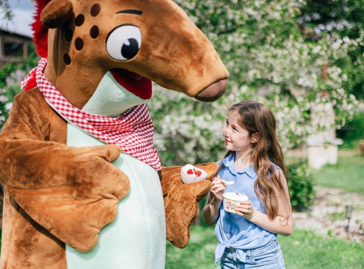 Ninja Creami selbstgemachtes Eis mit Kört Mädchen und Kört essen im Garten selbstgemachtes Eis