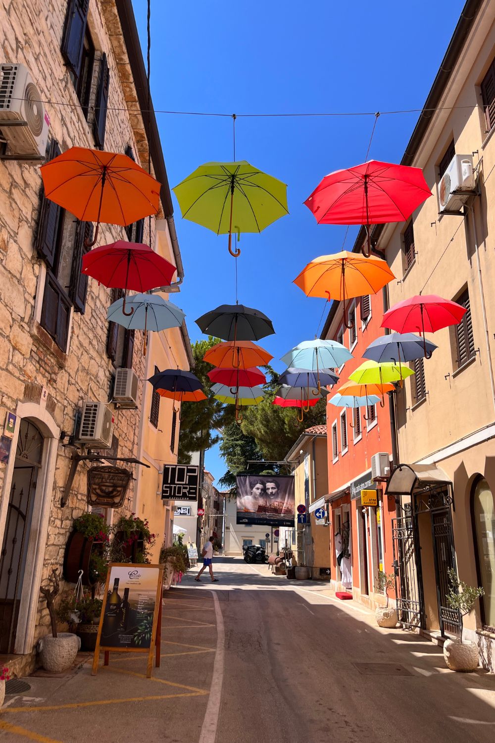 Novigrad bunte Regenschirme Kroatien Novigrad bunte Regenschirme Kroatien