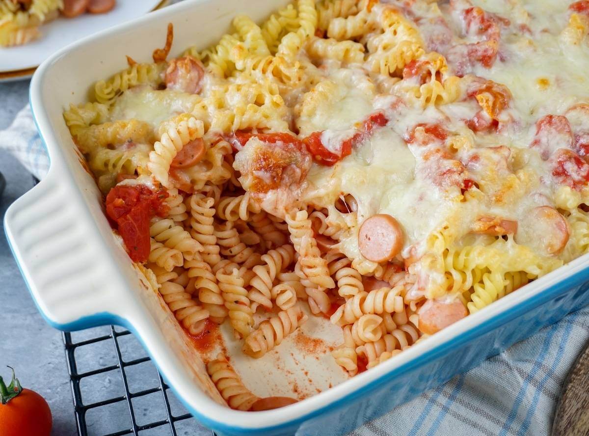 Nudel-Würstchen-Auflauf mit Tomaten