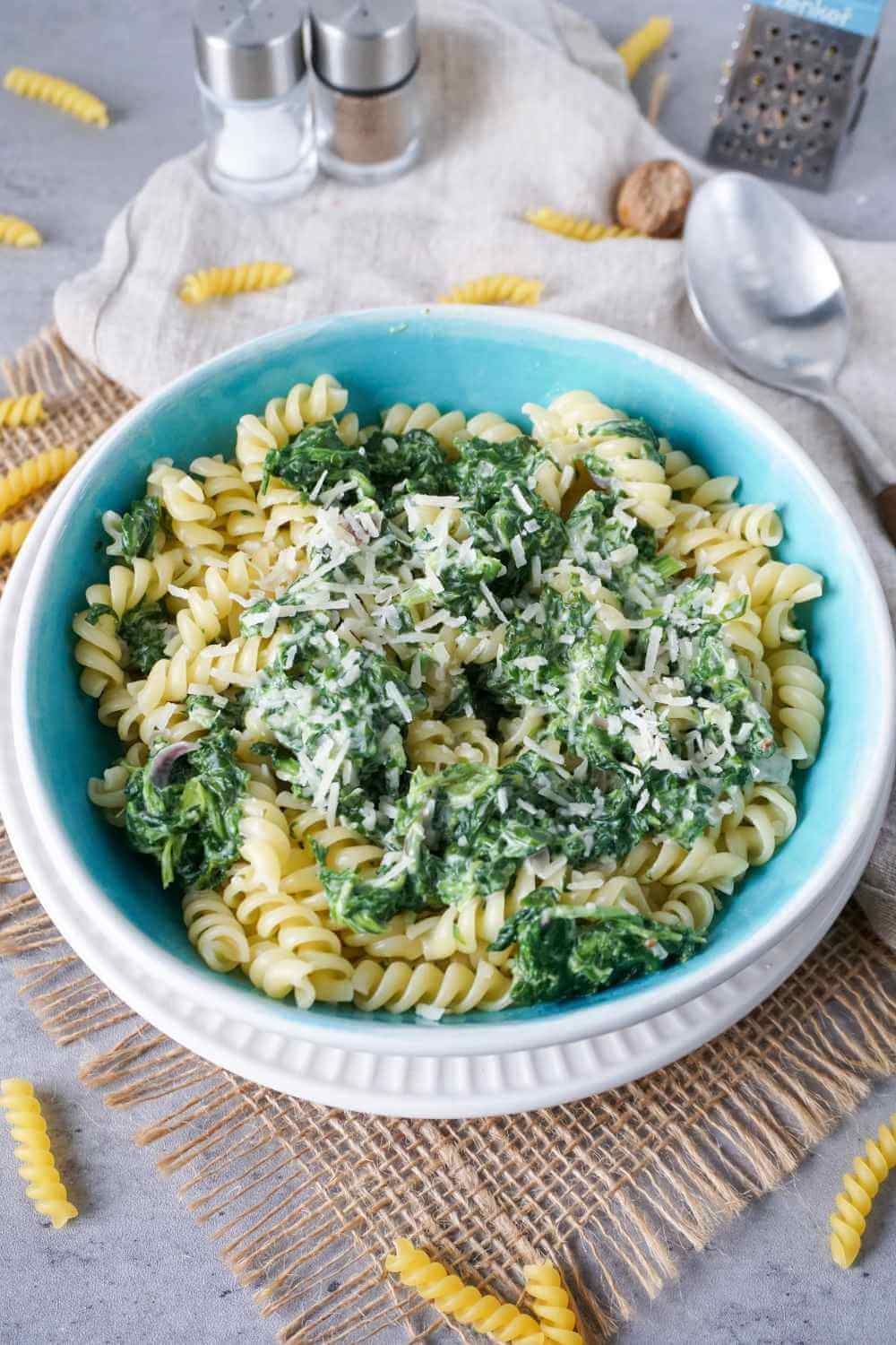 Nudeln mit Spinat und Frischkäse-Sauce Nudeln mit Spinat und Frischkäse-Sauce