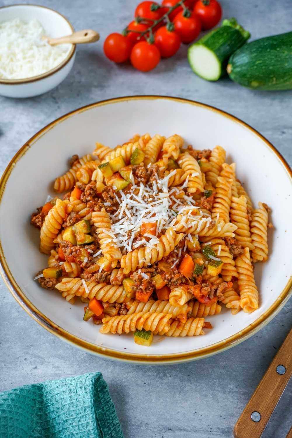 Zucchini-Bolognese mit Nudeln – schnell und einfach Zucchini-Bolognese mit Nudeln – schnell und einfach