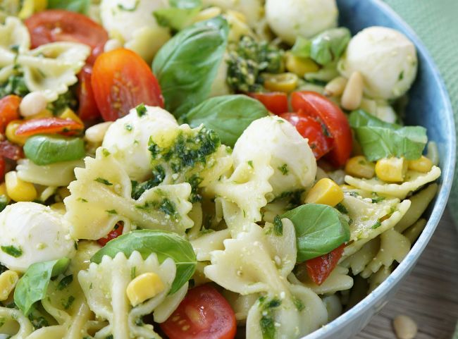 Nudelsalat mit grünem Pesto