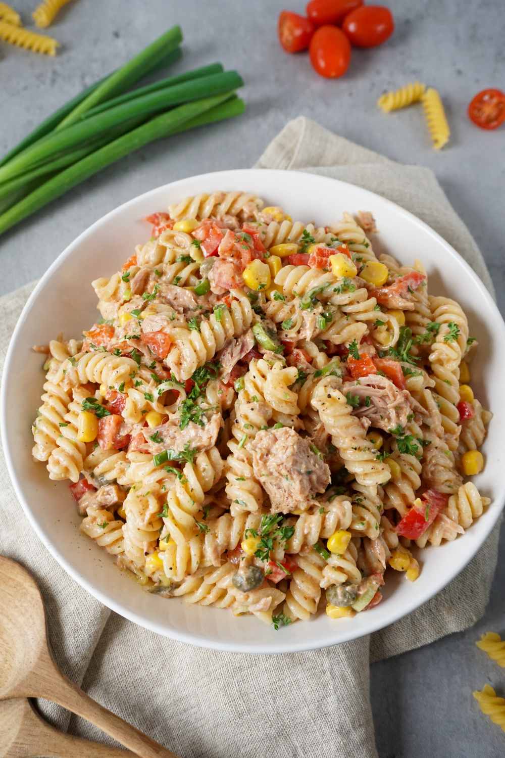 Nudelsalat mit Thunfisch, Mais und Paprika Nudelsalat mit Thunfisch, Mais und Paprika