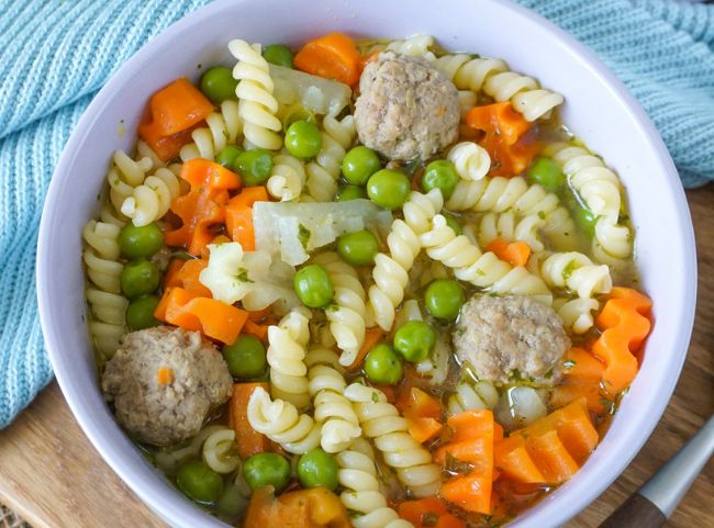 Nudelsuppe mit Hackbällchen