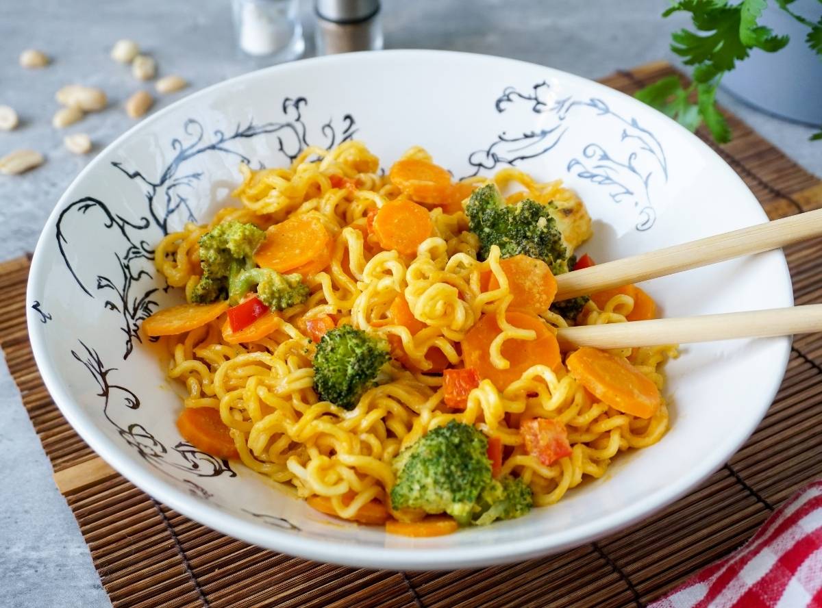 Ofen-Mie-Nudeln mit Gem&uuml;se und Erdnuss-Kokos-Sauce