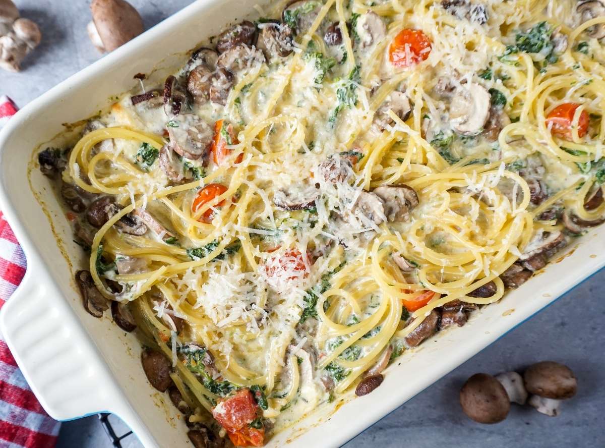 Cremige Ofenspaghetti mit Champignons, Blattspinat & Tomaten