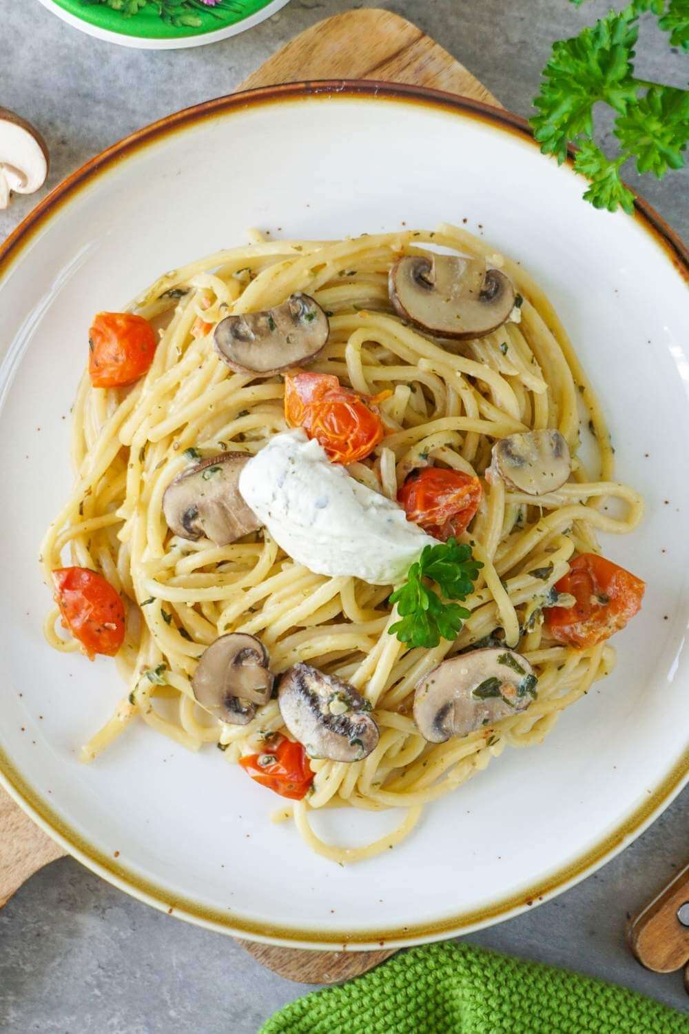 Cremige Ofenspaghetti mit Champignons, Blattspinat & Tomaten