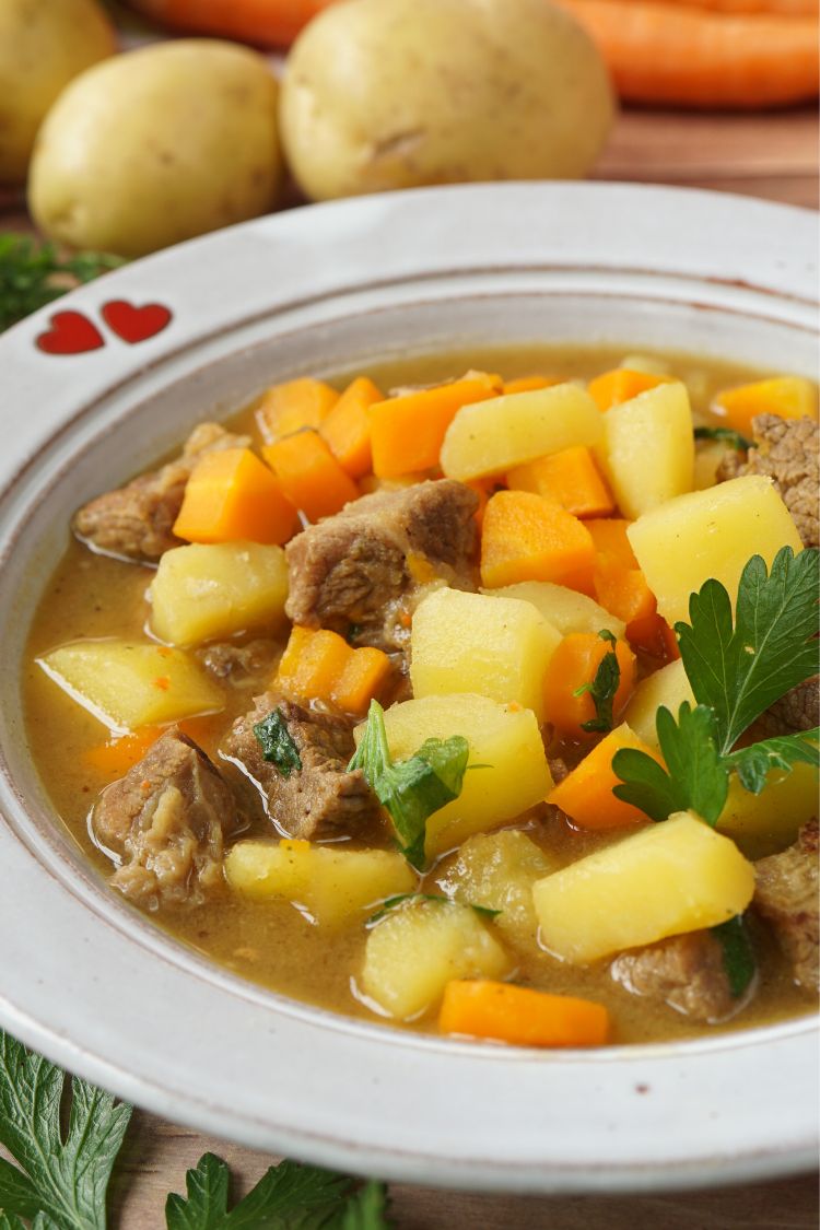 Omas Eintopf mit Rindfleisch, Kartoffeln und Möhren Omas Eintopf mit Rindfleisch, Kartoffeln und Möhren