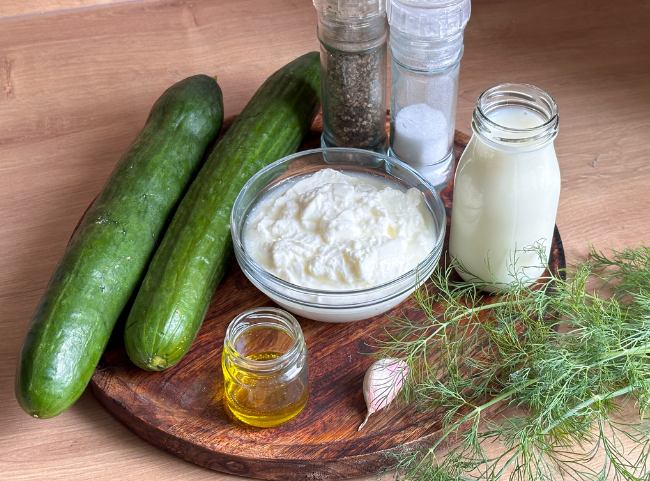 Kalte Gurkensuppe mit Dill und Joghurt
