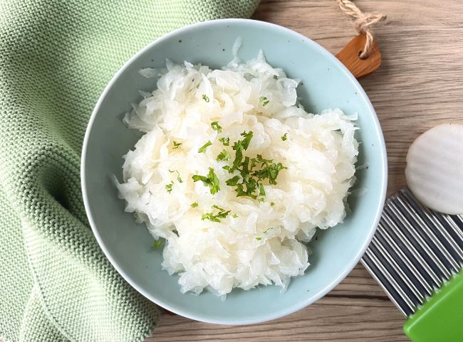 Omas Rettichsalat mit Essig und Öl