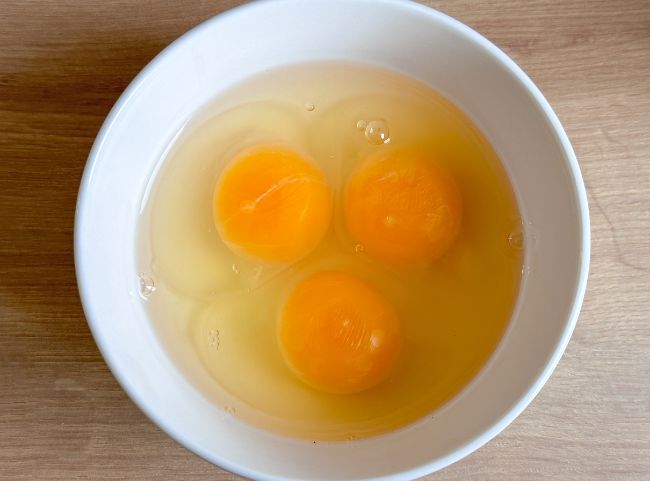 Omelette Eier aufschlagen