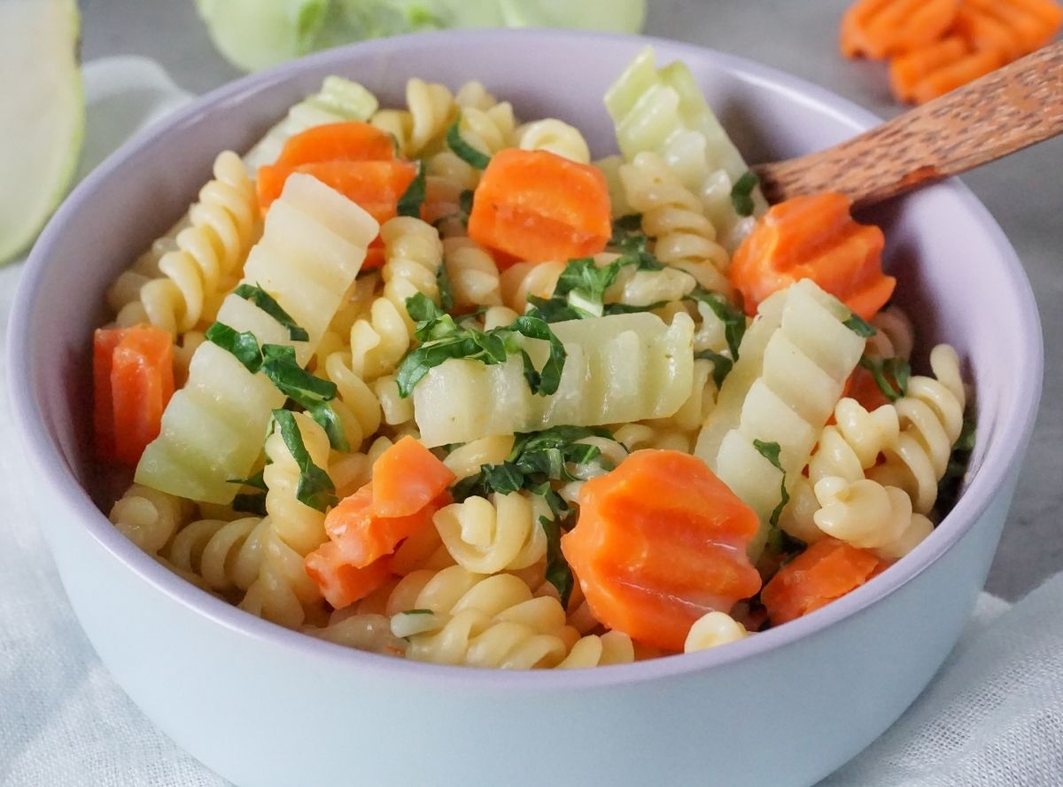 One Pot Pasta mit Möhre, Kohlrabi & Frischkäse