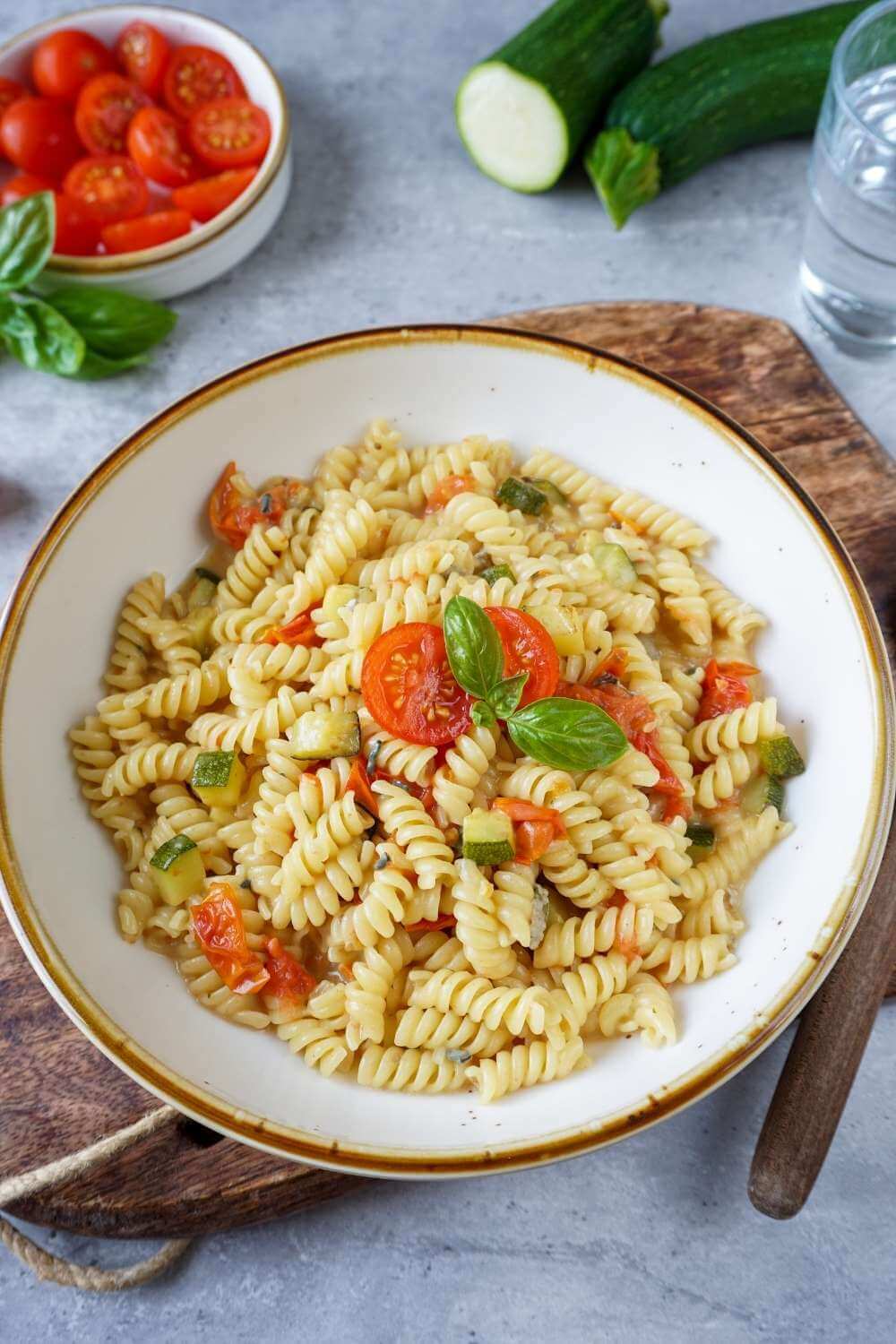 One Pot Pasta mit Zucchini, Tomate & Gorgonzola