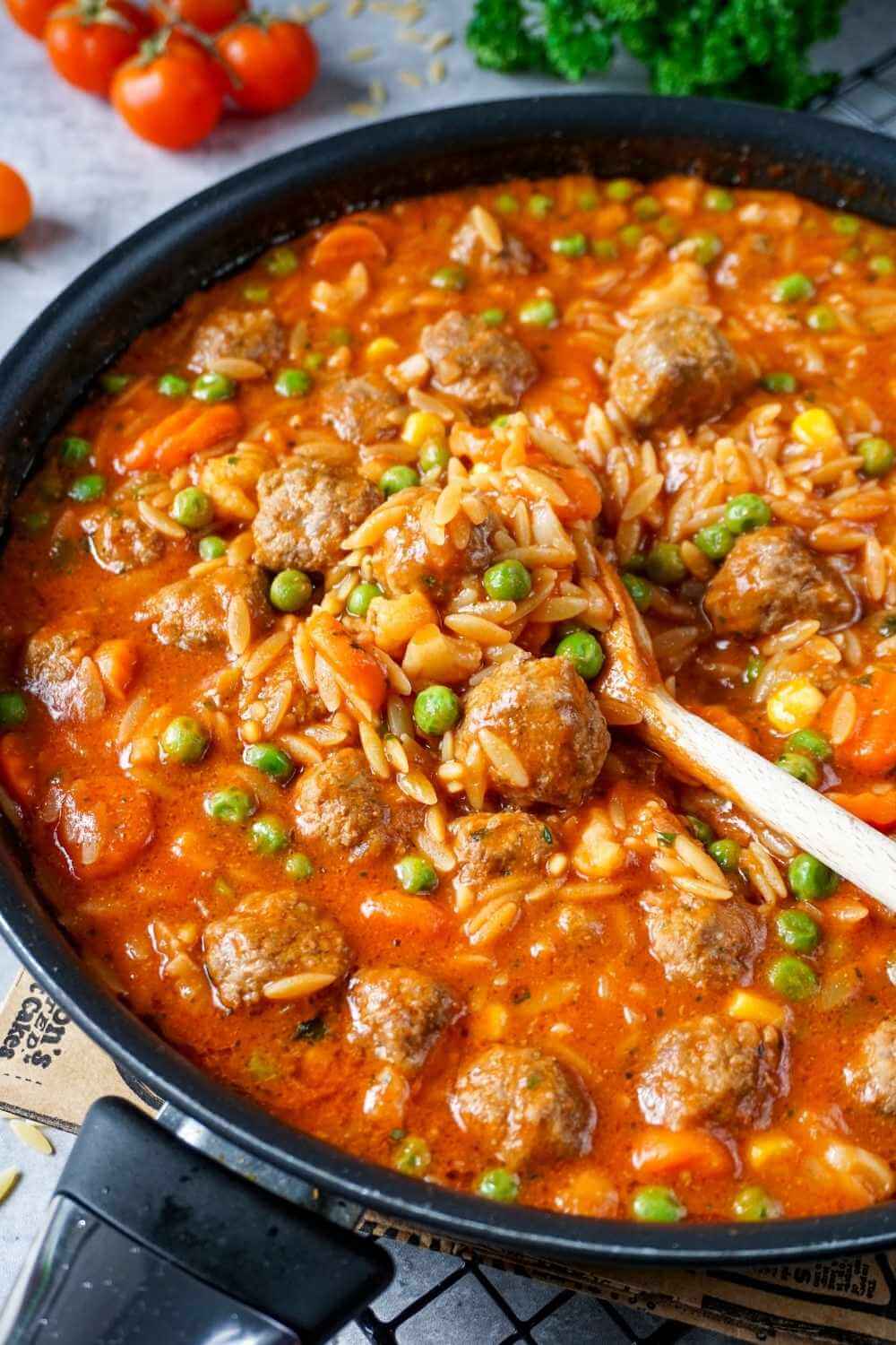Orzo-Pfanne mit Hackbällchen und Gemüse Orzo-Pfanne mit Hackbällchen und Gemüse