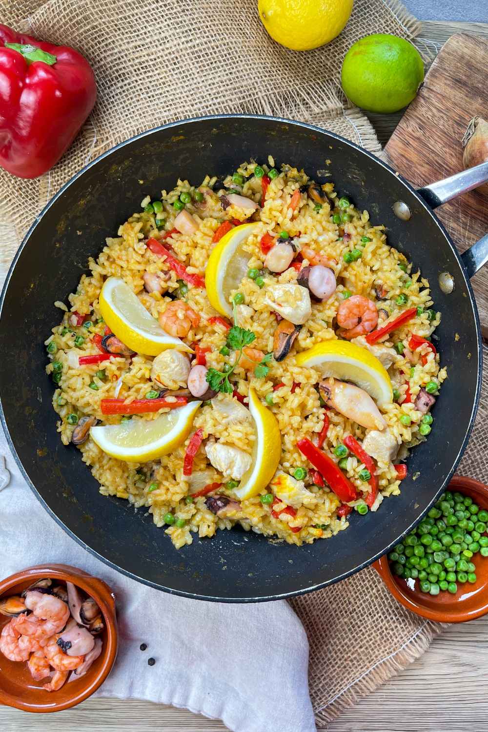 Einfache Paella mit Hähnchen &amp; Fisch