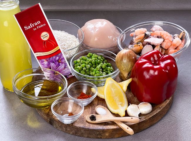 Einfache Paella mit Hähnchen &amp; Fisch