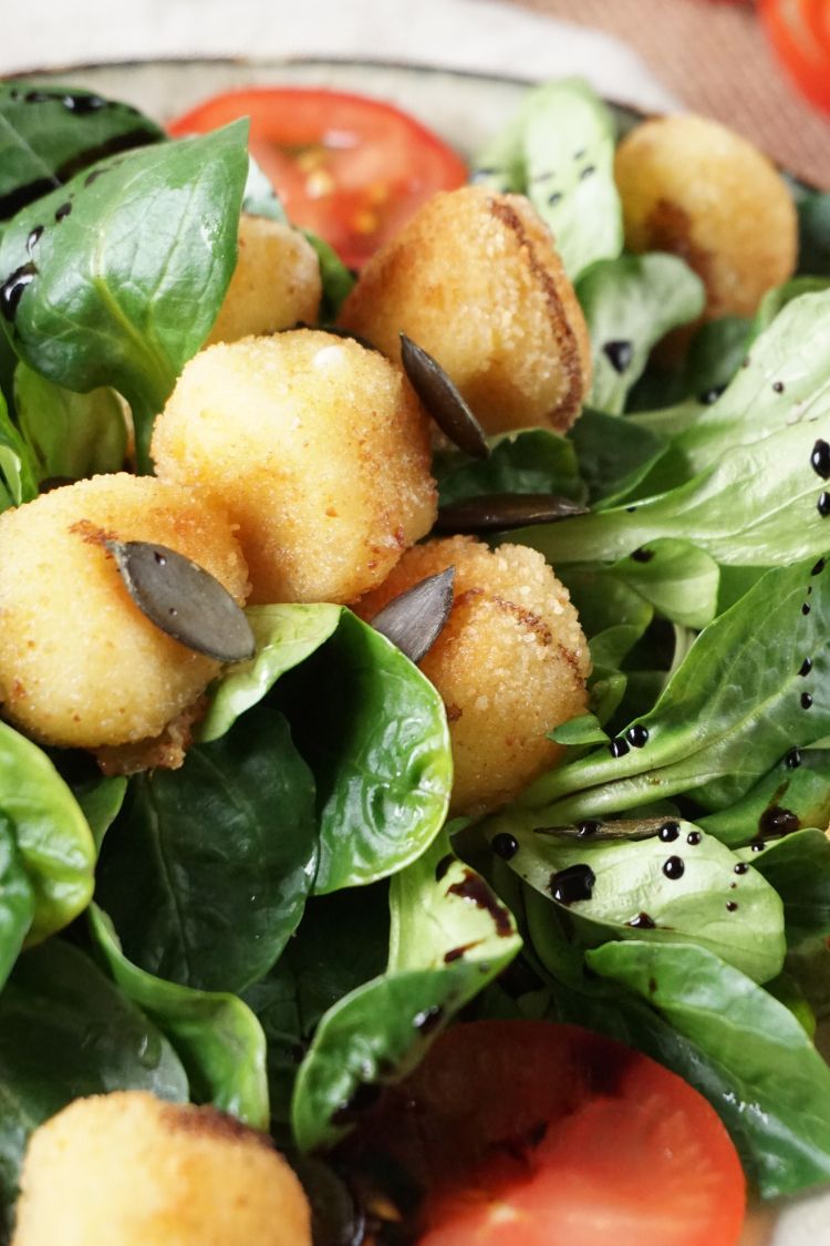 Panierte Mozzarella Bällchen auf Salat