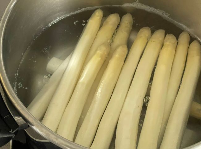 Panierter Spargel kochen