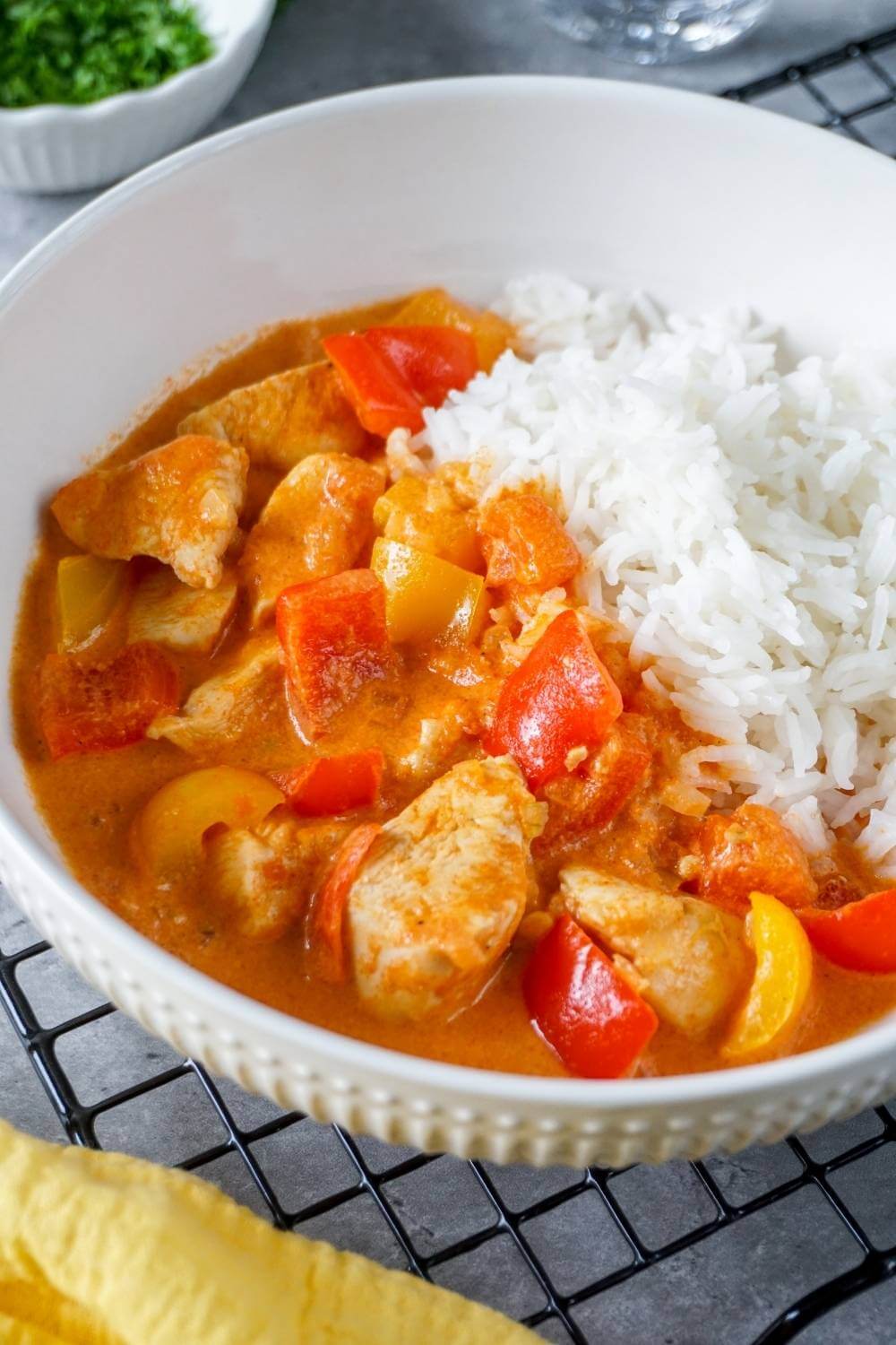 Paprika-Sahne-Hähnchen - das liebt die ganze Familie Paprika-Sahne-Hähnchen - das liebt die ganze Familie