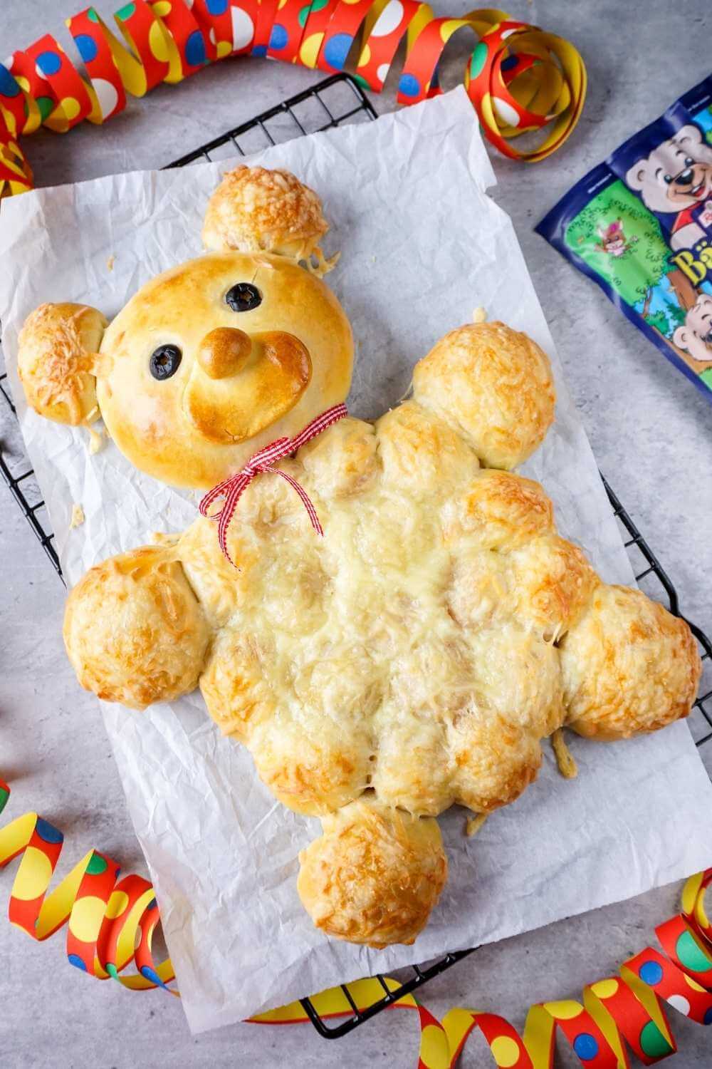 SchlaWiener Partybär aus Pizzateig SchlaWiener Partybär aus Pizzateig