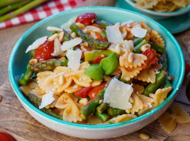 Pasta mit grünem Spargel und Tomaten