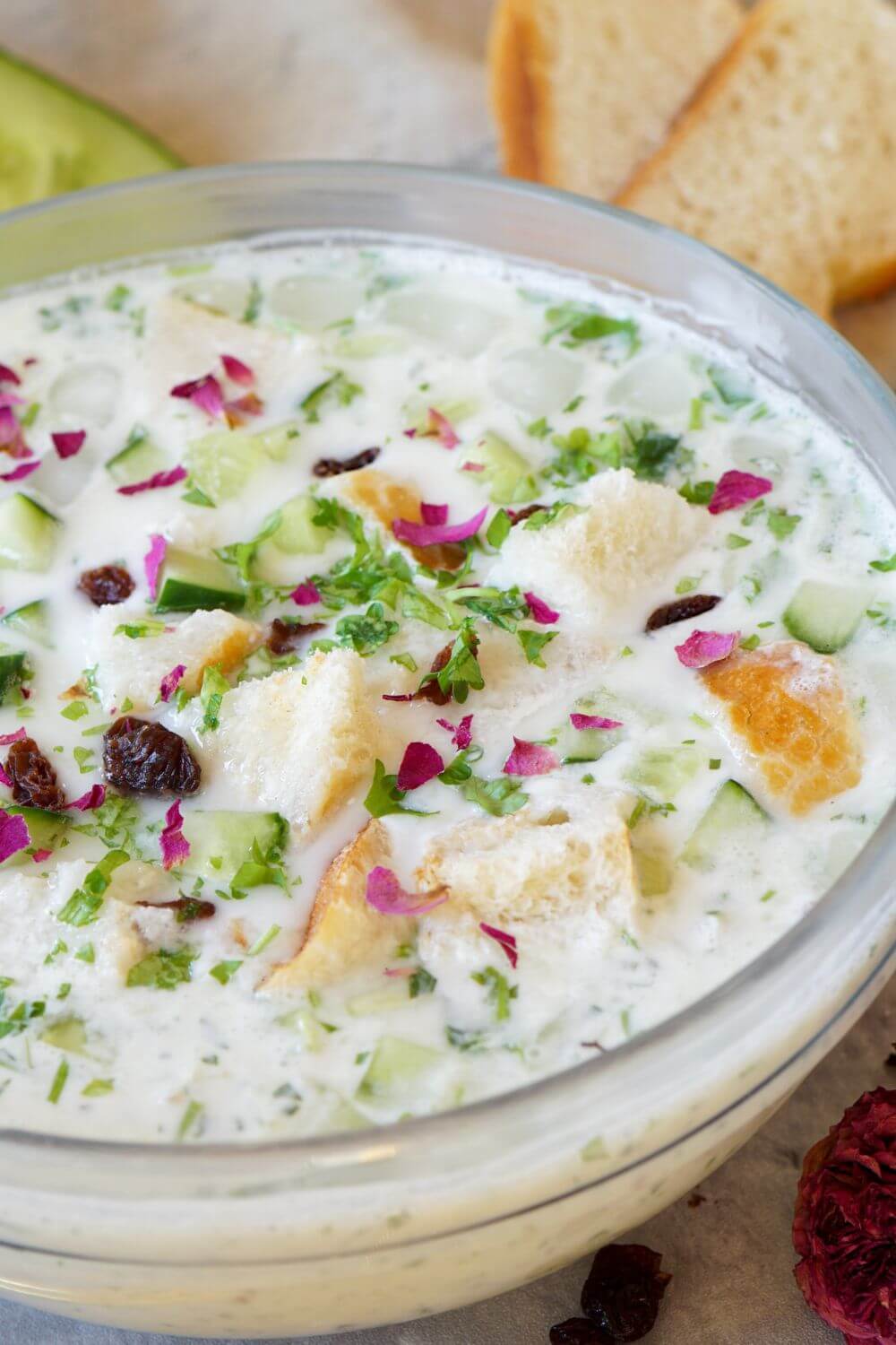 Kalte persische Joghurtsuppe - Abdoogh Khiar Kalte persische Joghurtsuppe - Abdoogh Khiar