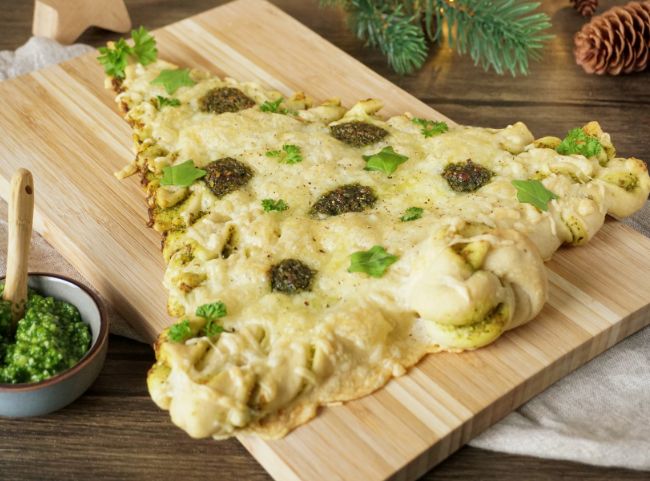 Pesto-Tannenbaum aus Pizzateig