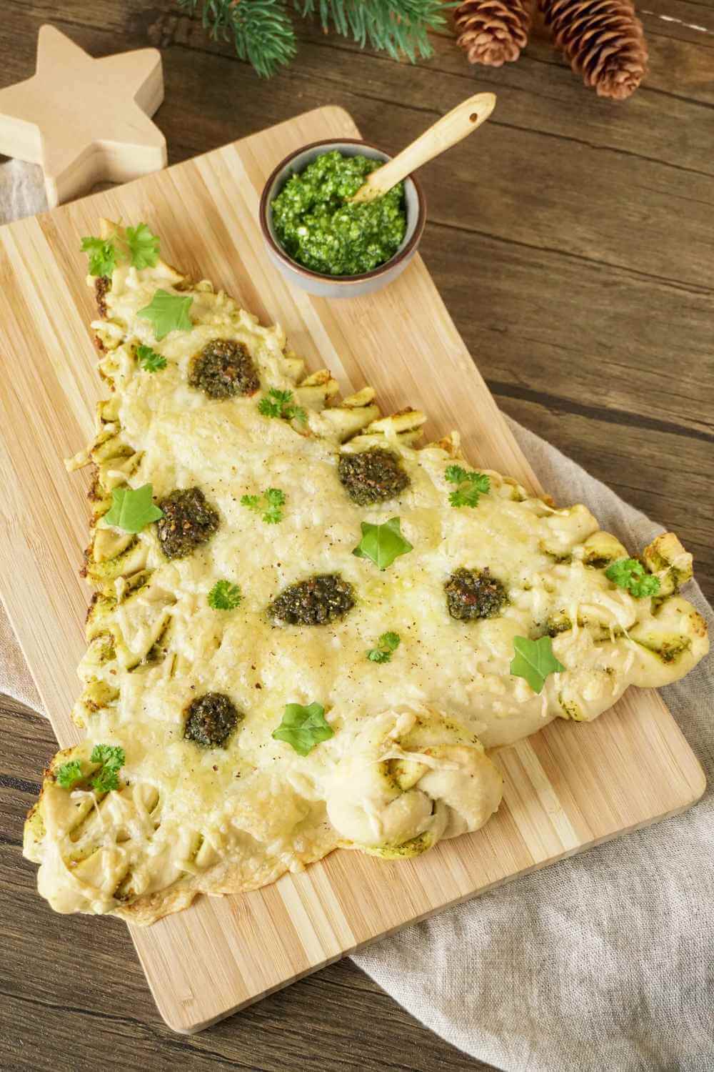Pesto-Tannenbaum aus Pizzateig Pesto-Tannenbaum aus Pizzateig