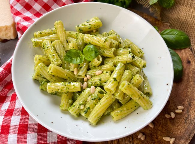 Nudeln mit Pesto aus Basilikum