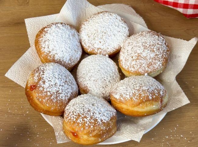 Pfannkuchen mit Puderzucker bestreuen