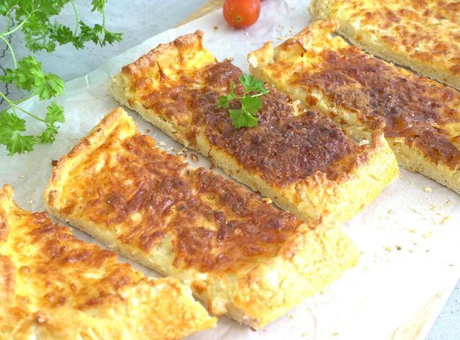 Pide mit Eier-Käse-Belag