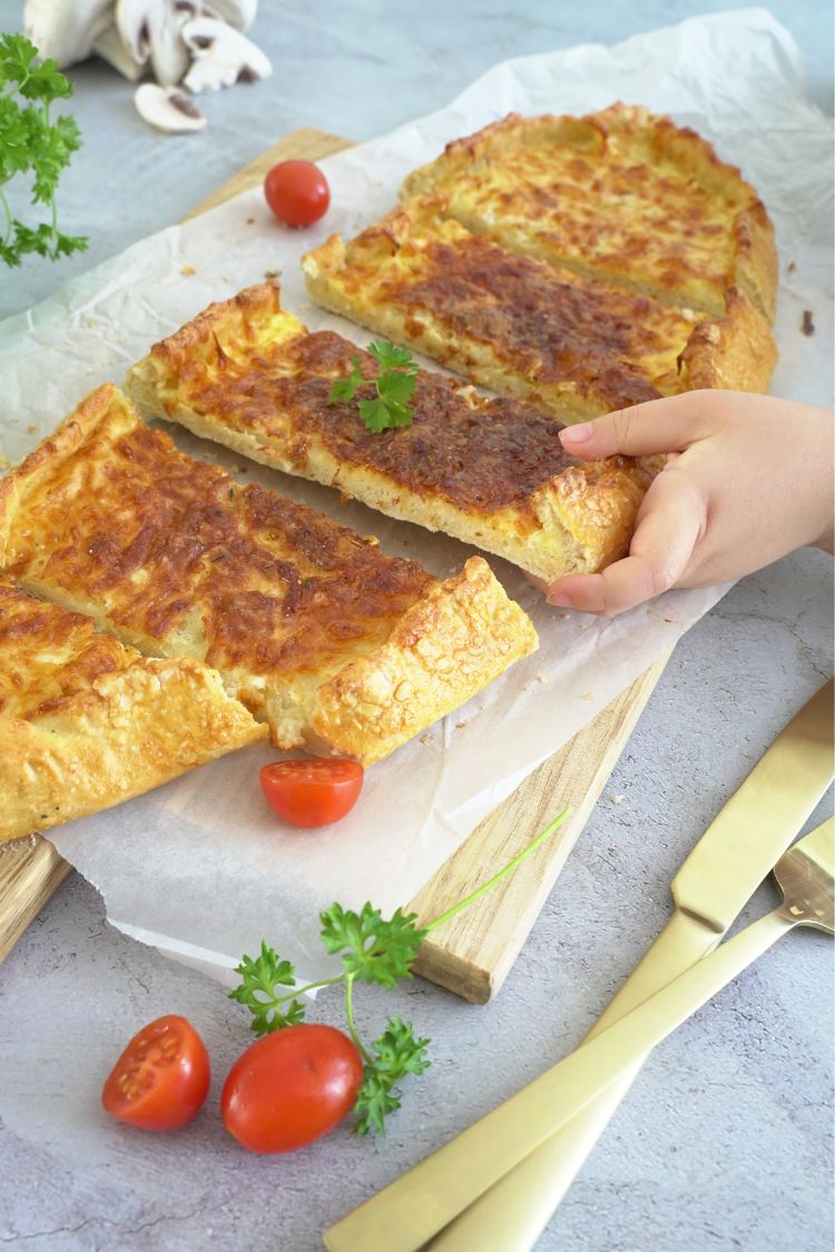 Pide mit Hackfleisch und vegetarisch mit Käse Pide mit Hackfleisch und vegetarisch mit Käse