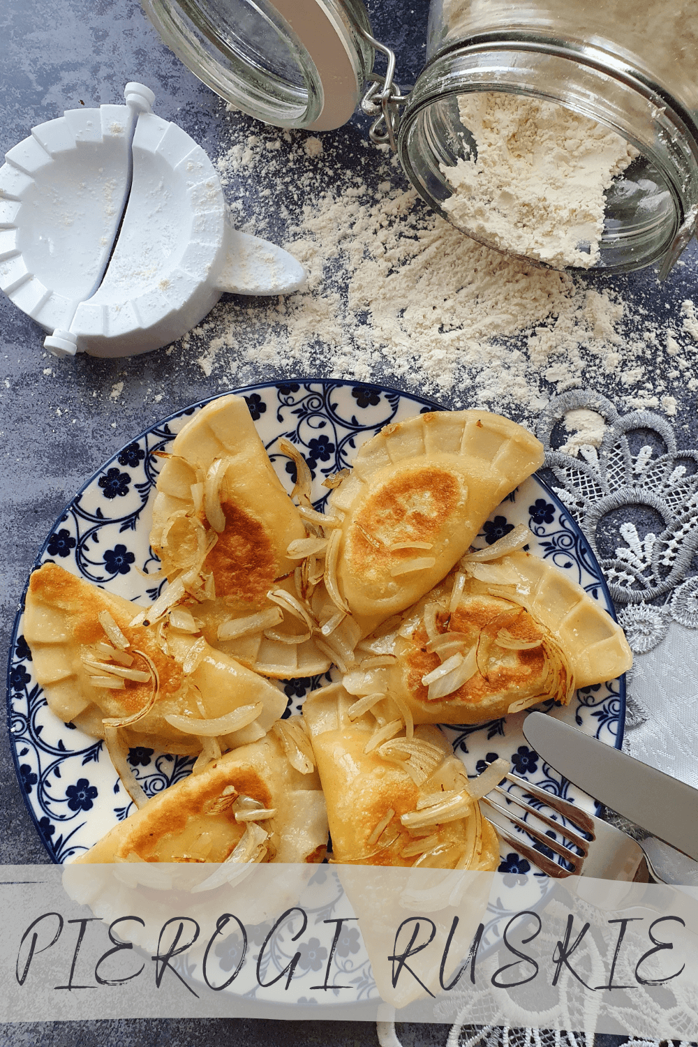 Pierogi ruskie - Gefüllte polnische Teigtaschen Pierogi ruskie - Gefüllte polnische Teigtaschen