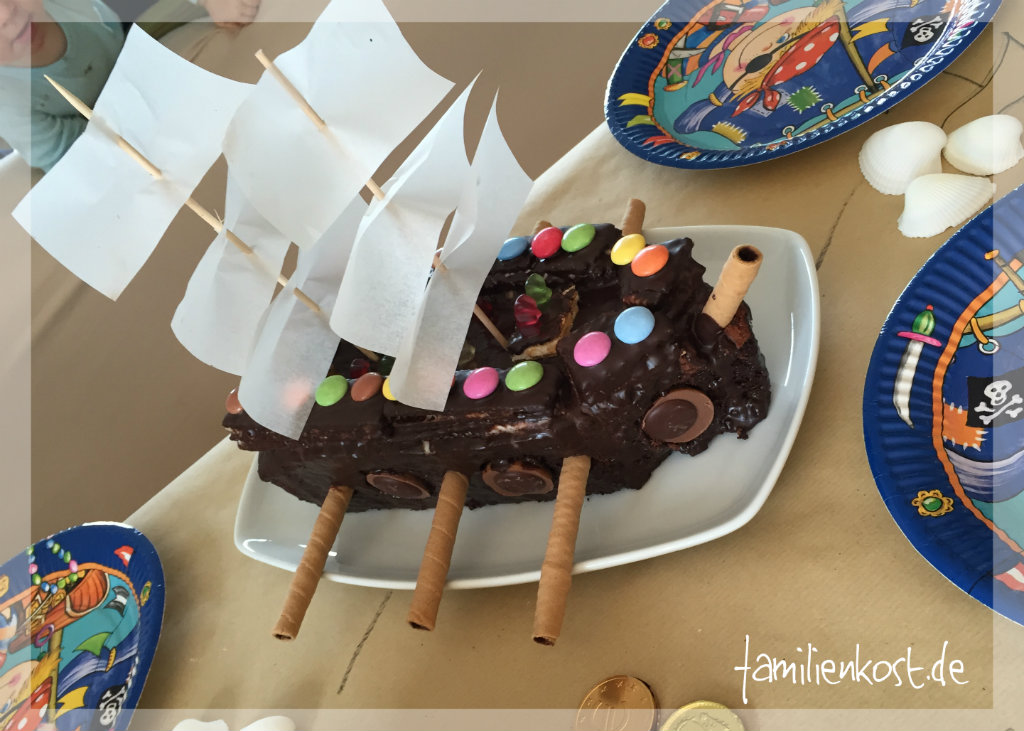 Piratenschiff als Kuchen zur Piratenparty