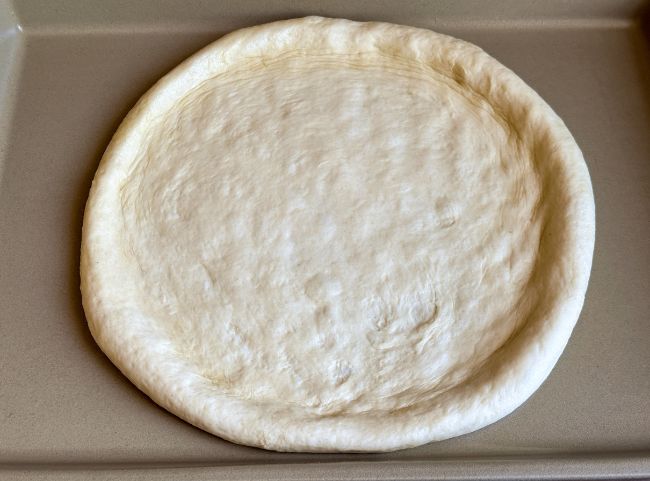 Pizza Bianca Teig ausrollen