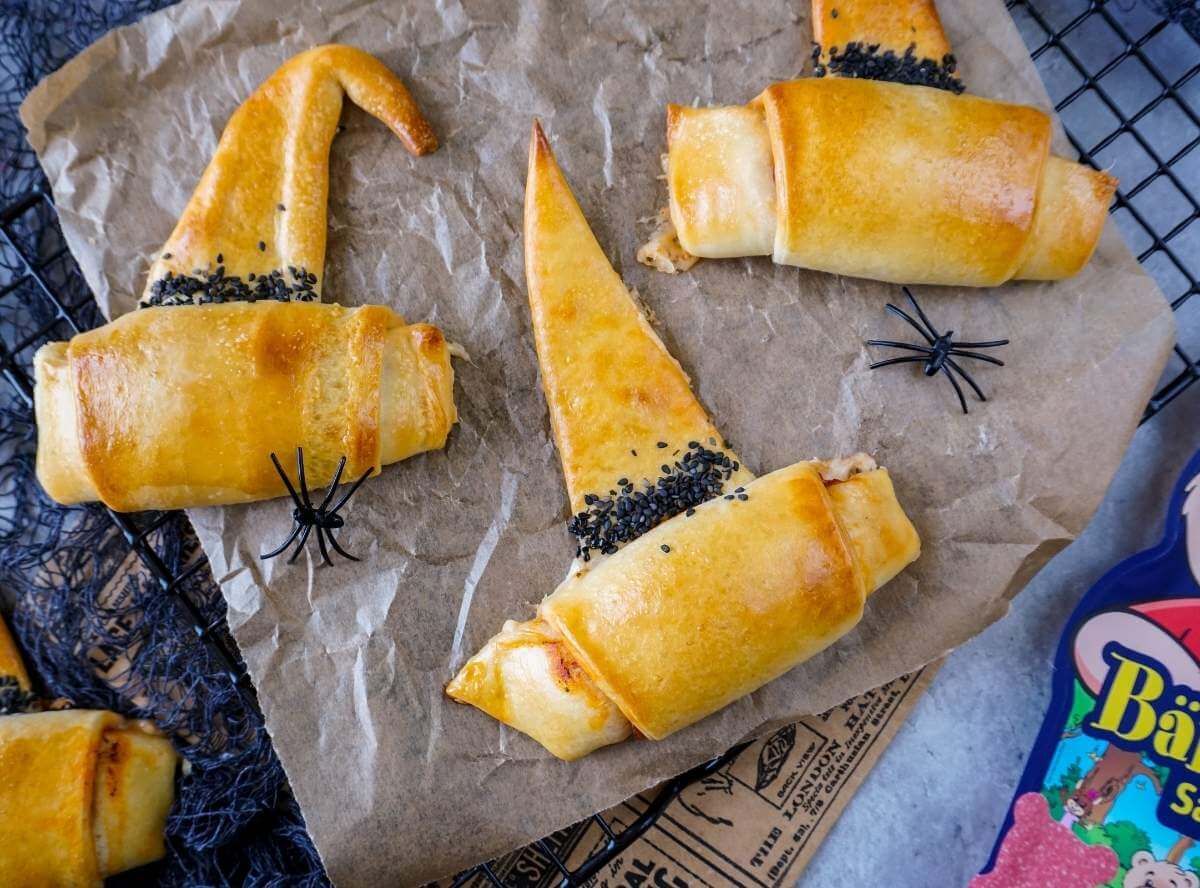 Pizza-Hexenhüte backen