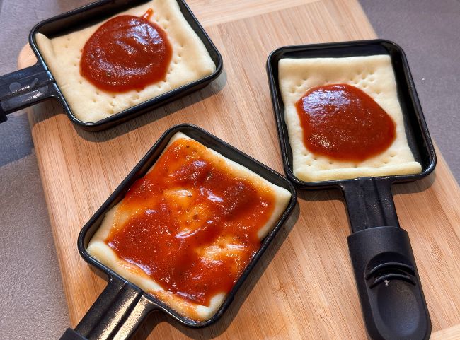 Pizzateig Tomatensauce Raclette