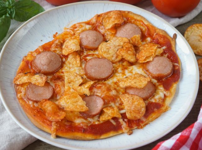 Pizza Wurstel e patatine Pizza Wurstel e patatine