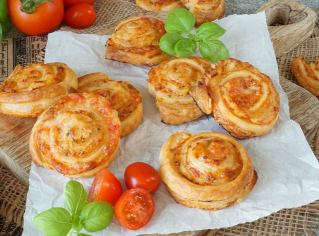 Pizzaschnecken aus Blätterteig Pizzaschnecken aus Blätterteig