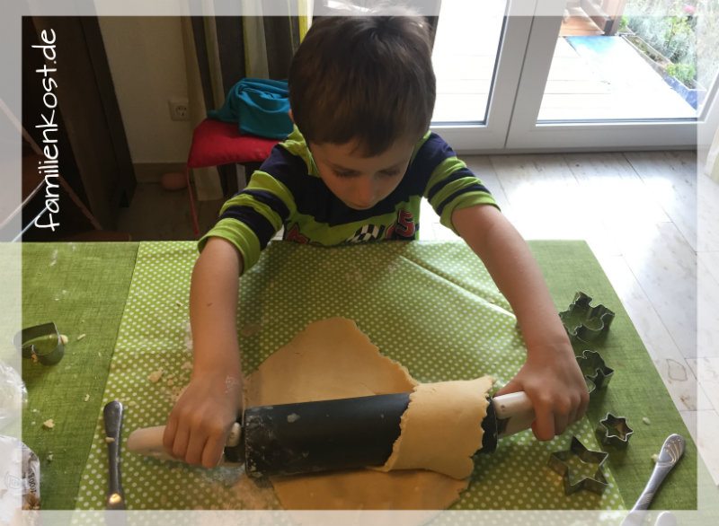 Plätzchen backen Kinder: Teig ausrollen