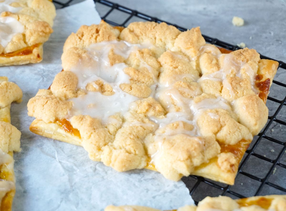 Prasselkuchen mit Blätterteig und Streuseln