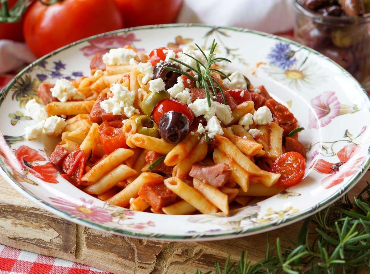 Nudelpfanne mit Cabanossi und Schafskäse