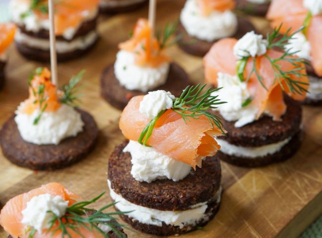 Pumpernickel mit Lachs und Meerrettich