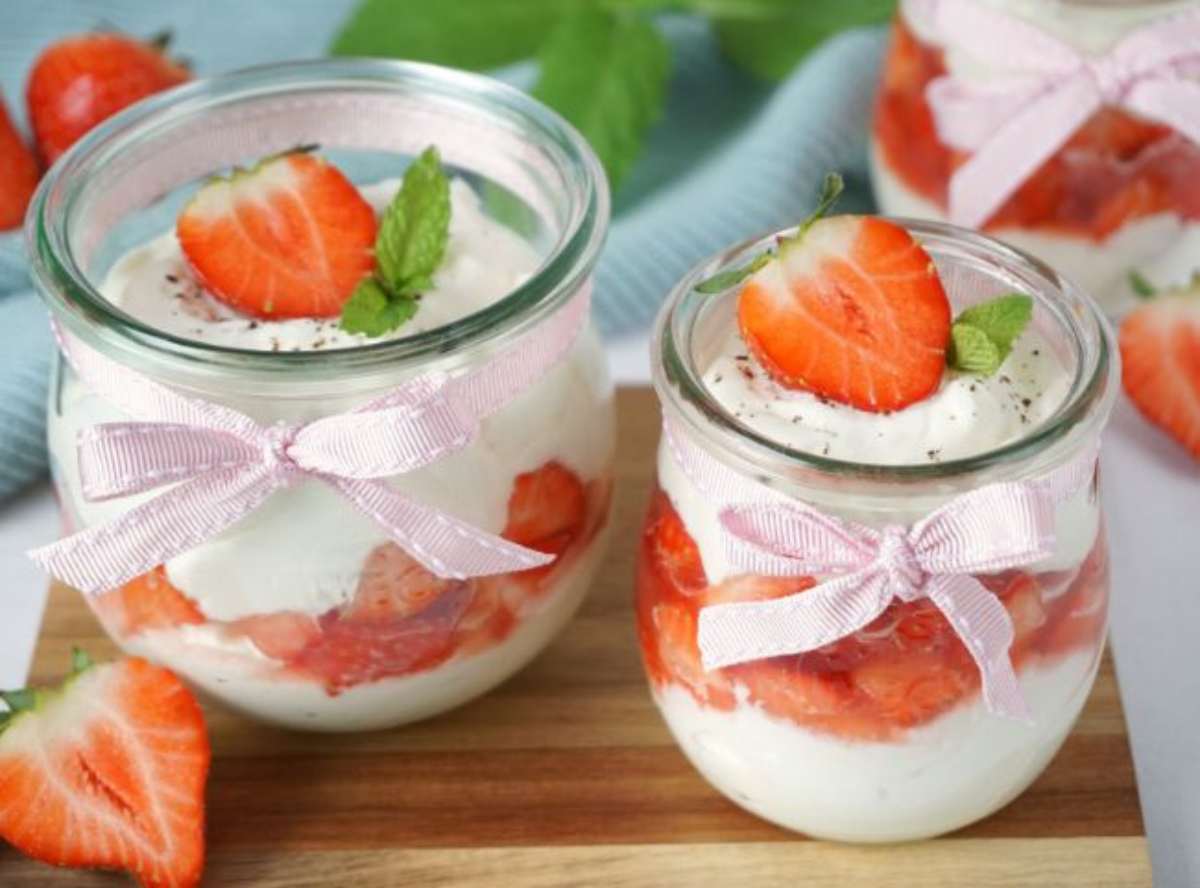 Quark-Sahne-Dessert mit Erdbeeren
