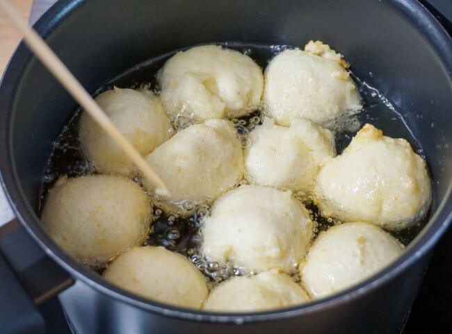 Quarkbällchen in Öl backen