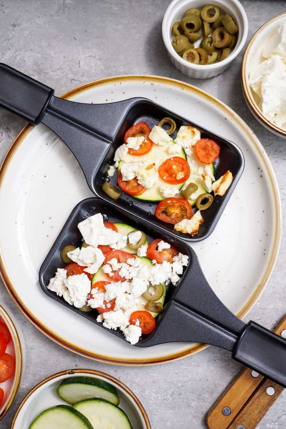 Raclette mit Feta, Tomate und Zucchini – leicht, lecker und low carb Raclette mit Feta, Tomate und Zucchini – leicht, lecker und low carb